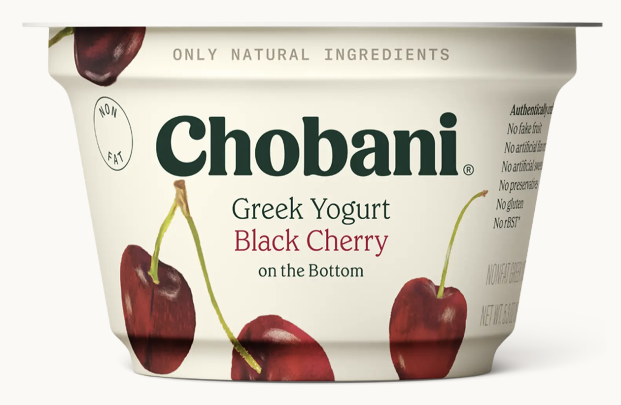 Chobani Yogurt Griego-Cereza negra en el fondo